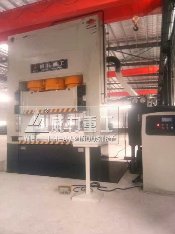 1000噸框架式拉伸液壓機(jī)客戶(hù)使用現(xiàn)場(chǎng)2