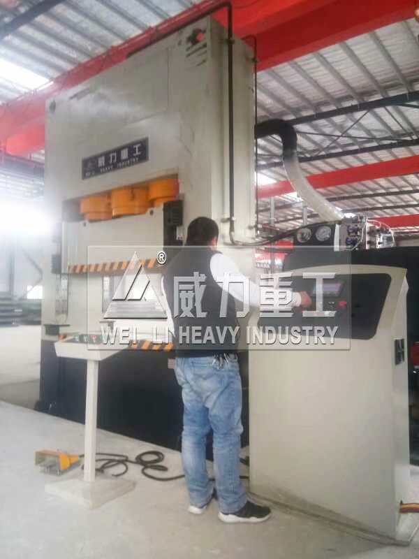 1000噸框架式拉伸液壓機(jī)客戶(hù)使用現(xiàn)場(chǎng)3