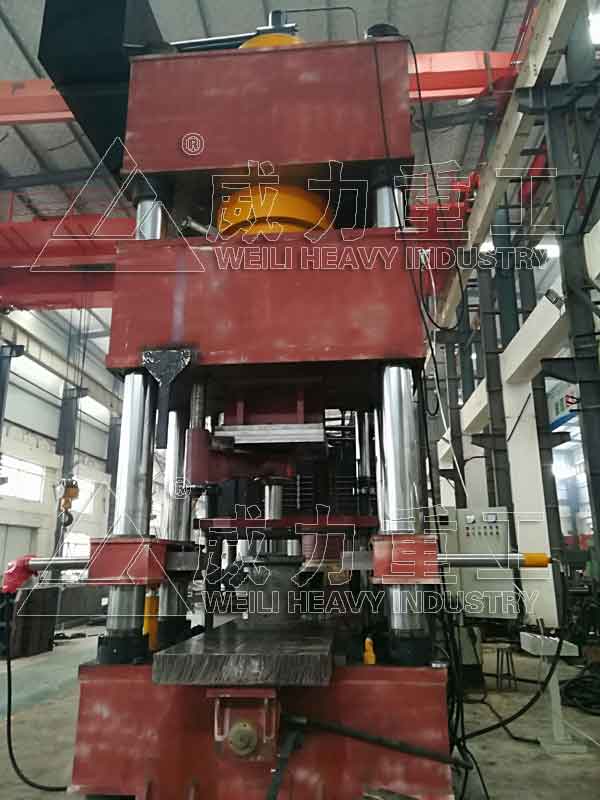 1000噸四柱液壓機(jī)加工現(xiàn)場(chǎng)