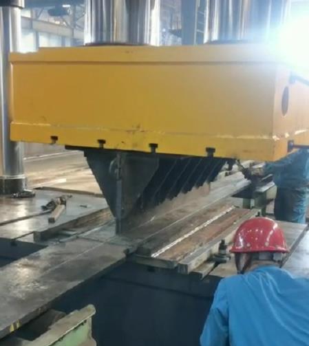 1000噸校平液壓機(jī)