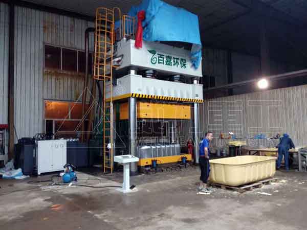 2500噸四柱油壓機客戶使用現(xiàn)場