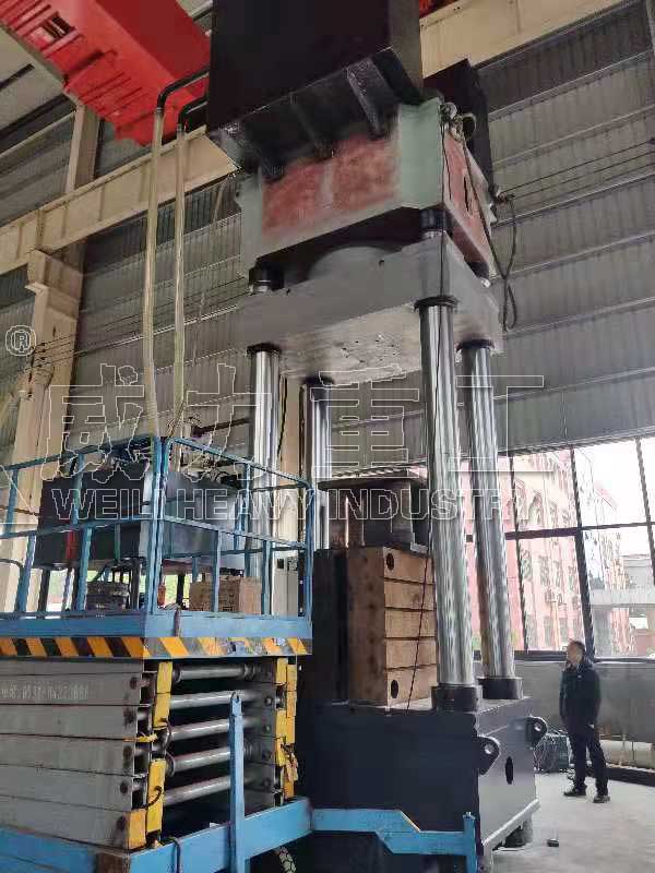 2000噸匣缽坩堝成型液壓機生產加工現場